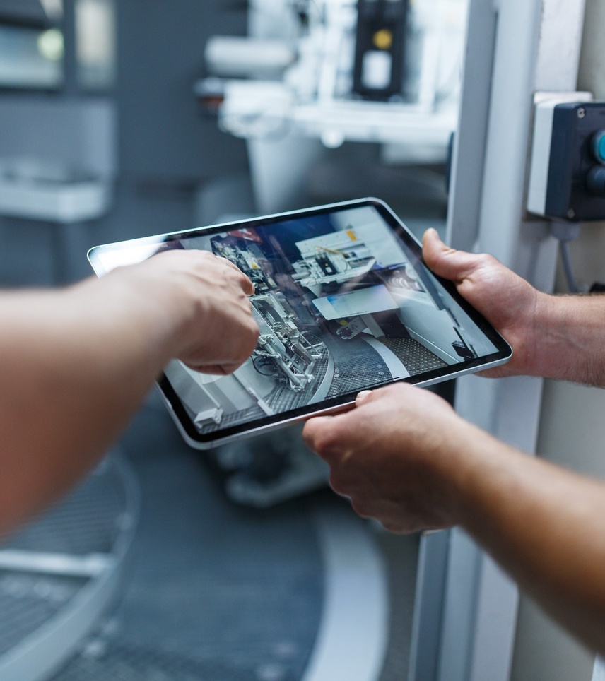 Tablet_in_Produktion_856x964