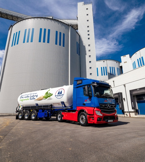 Silo-LKW vor Versand Jülich